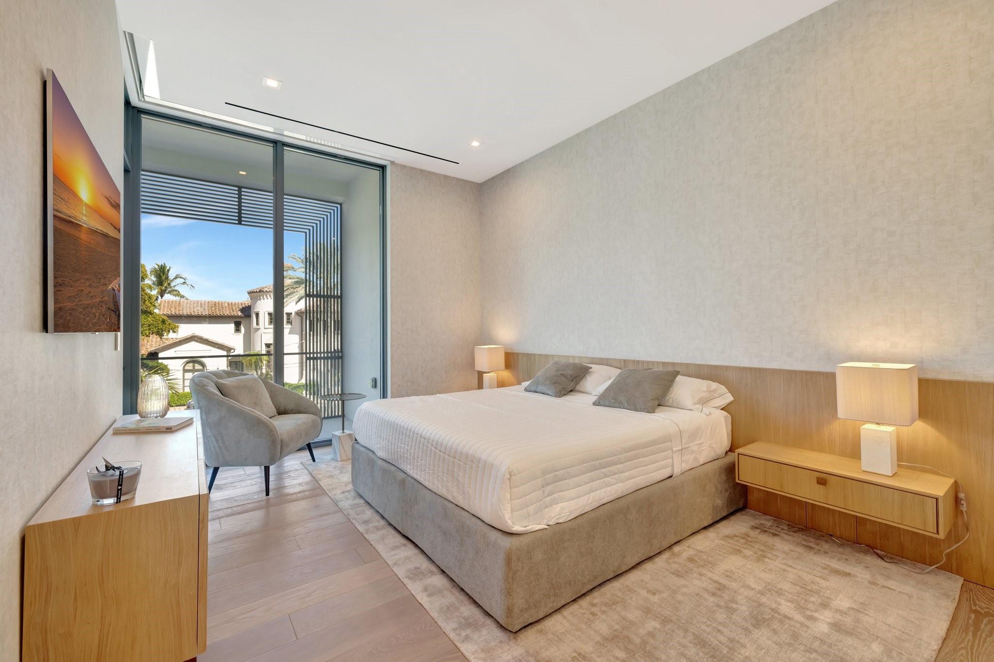 2560 Del Lago Dr Fort Lauderdale, FL 33316