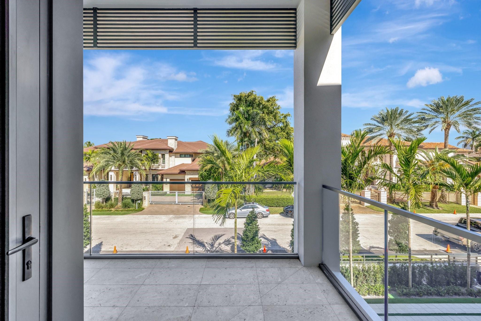 2560 Del Lago Dr Fort Lauderdale, FL 33316