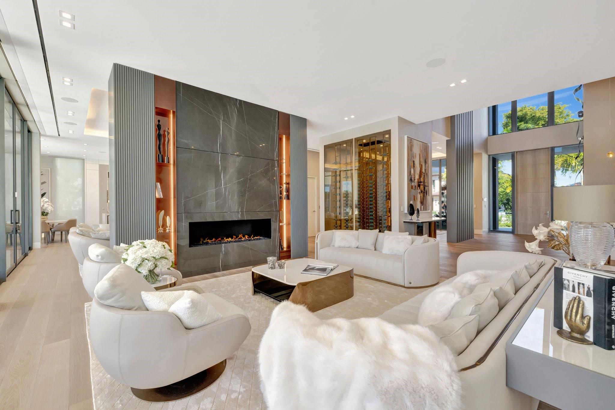 2560 Del Lago Dr Fort Lauderdale, FL 33316