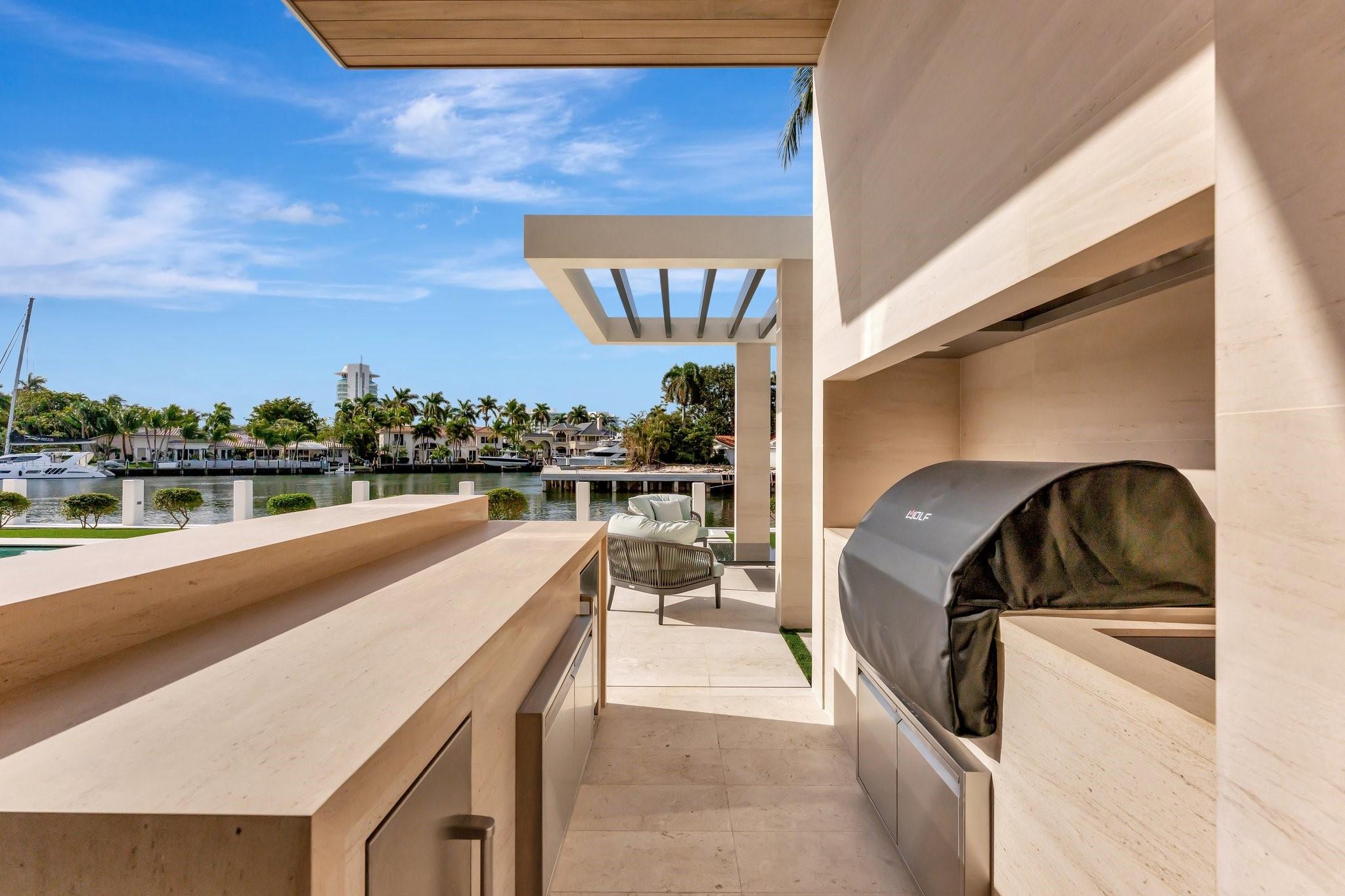 2560 Del Lago Dr Fort Lauderdale, FL 33316