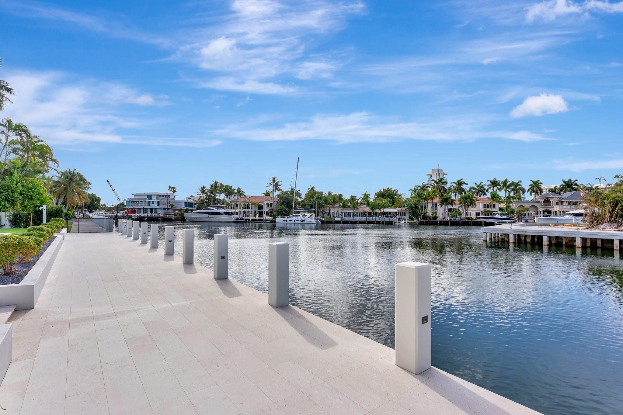 2560 Del Lago Dr Fort Lauderdale, FL 33316