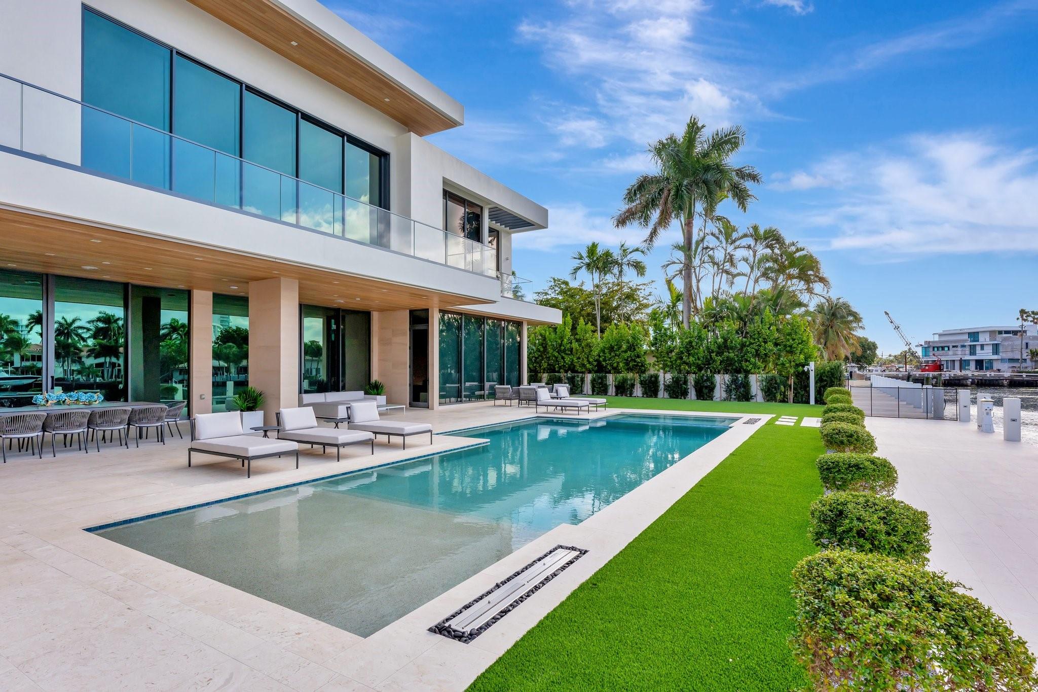 2560 Del Lago Dr Fort Lauderdale, FL 33316