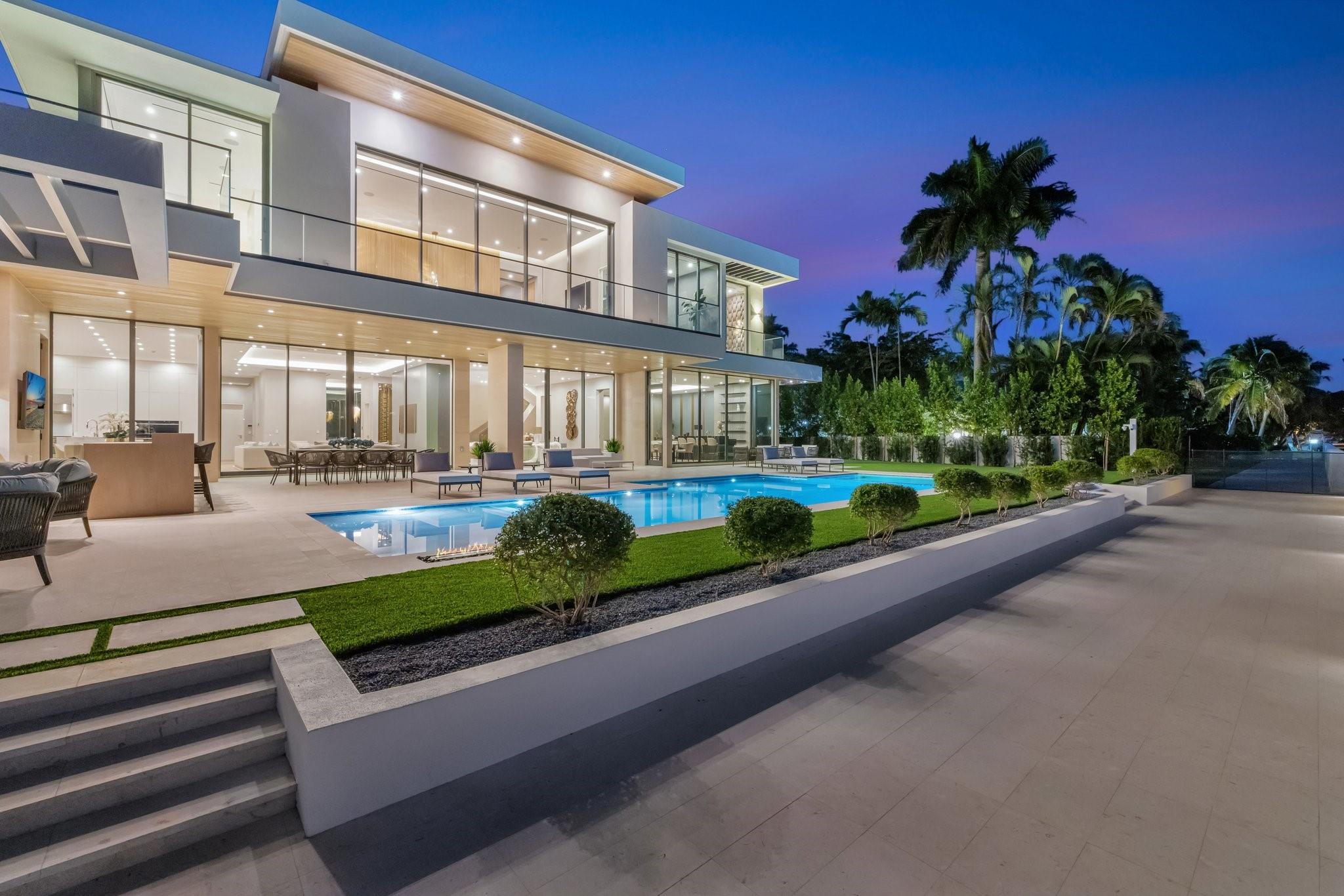 2560 Del Lago Dr Fort Lauderdale, FL 33316