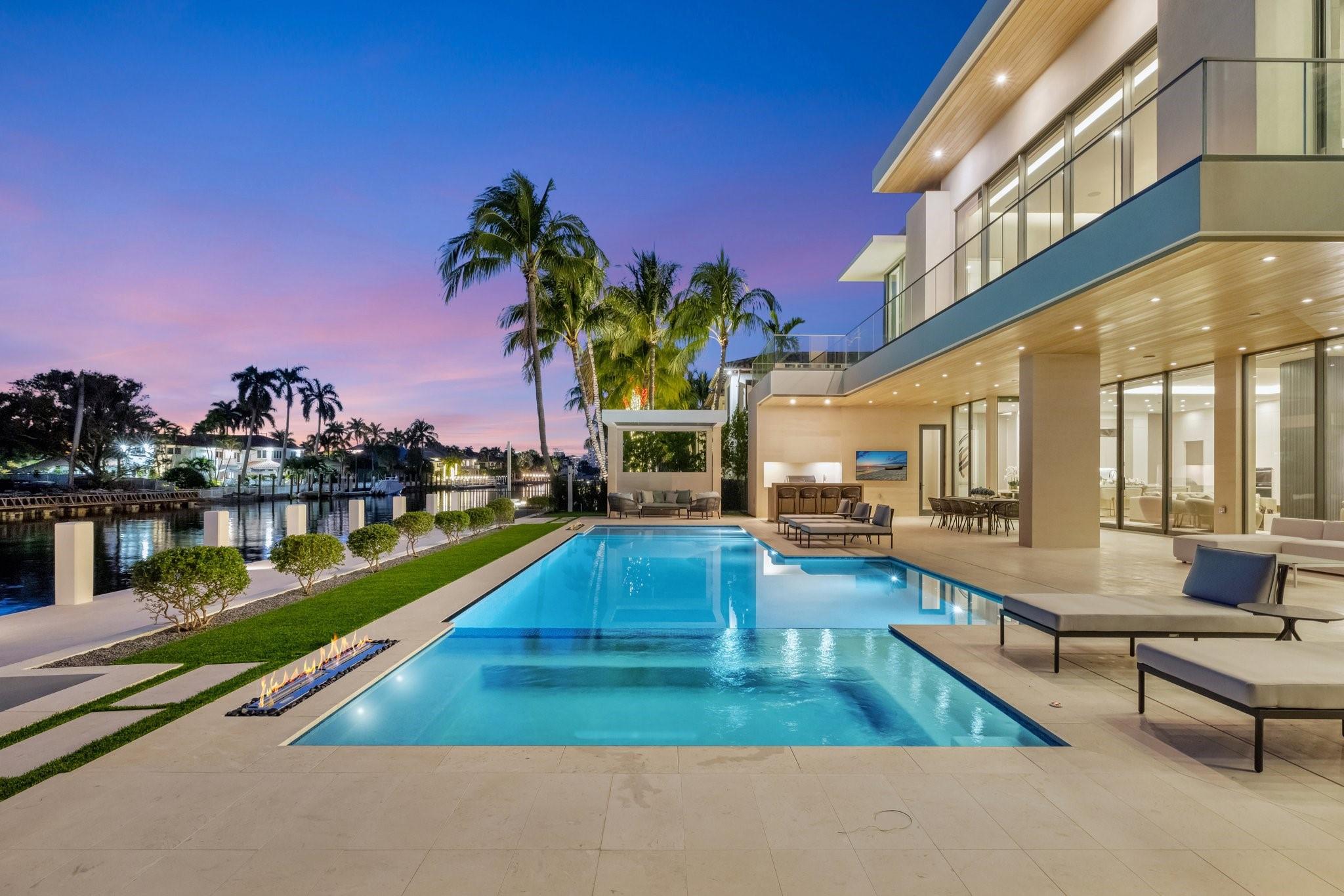 2560 Del Lago Dr Fort Lauderdale, FL 33316