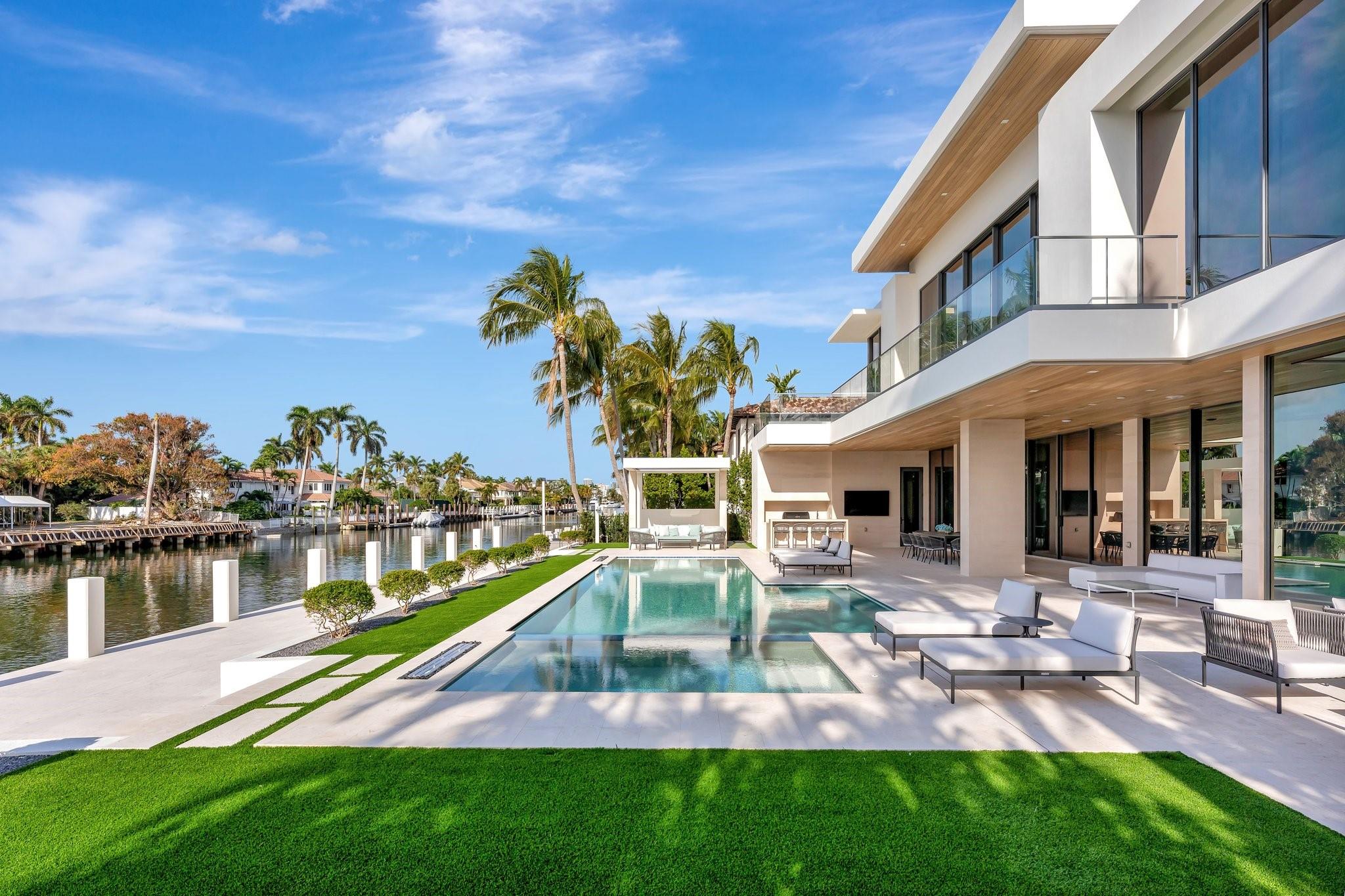 2560 Del Lago Dr Fort Lauderdale, FL 33316