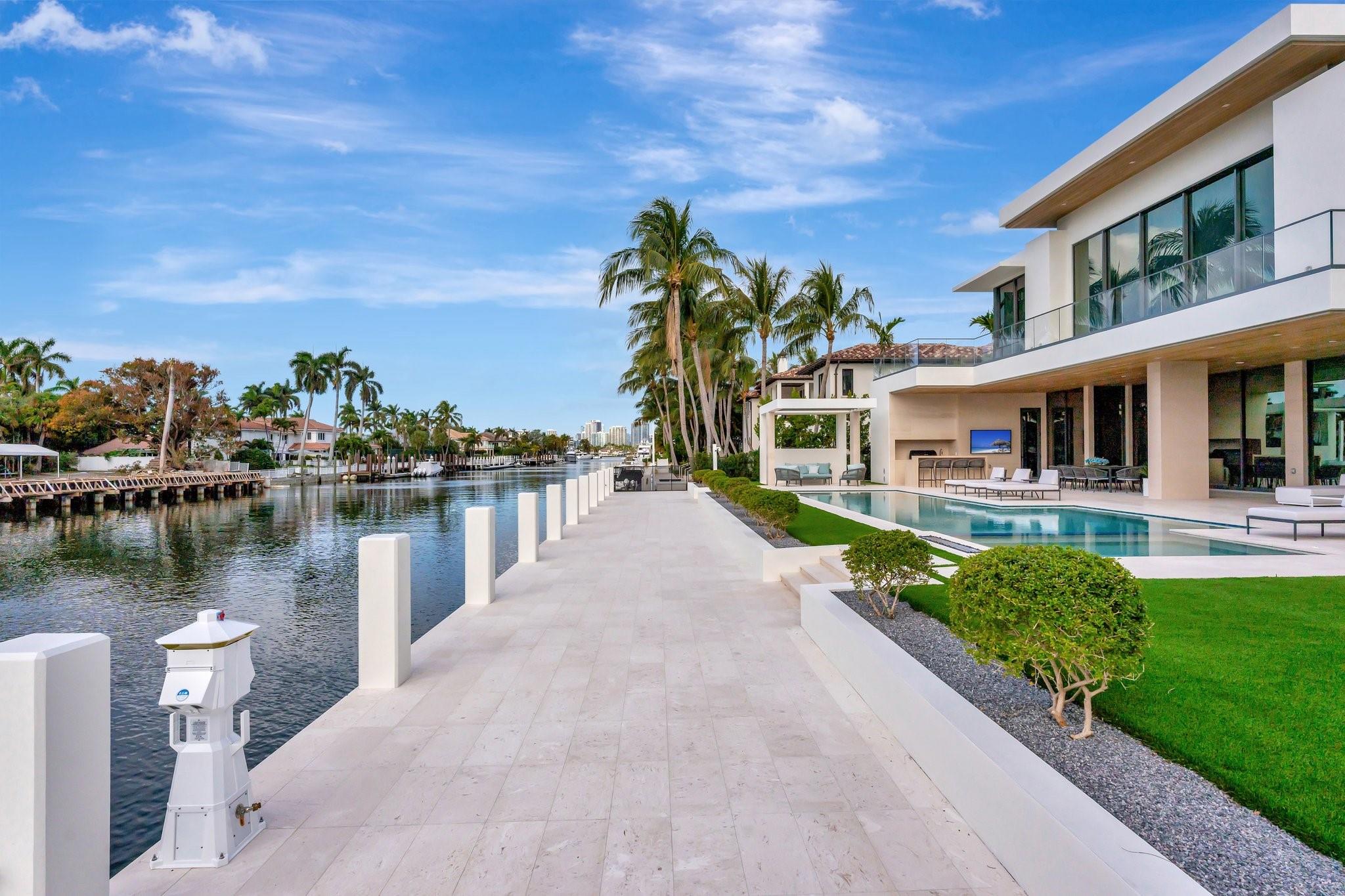 2560 Del Lago Dr Fort Lauderdale, FL 33316