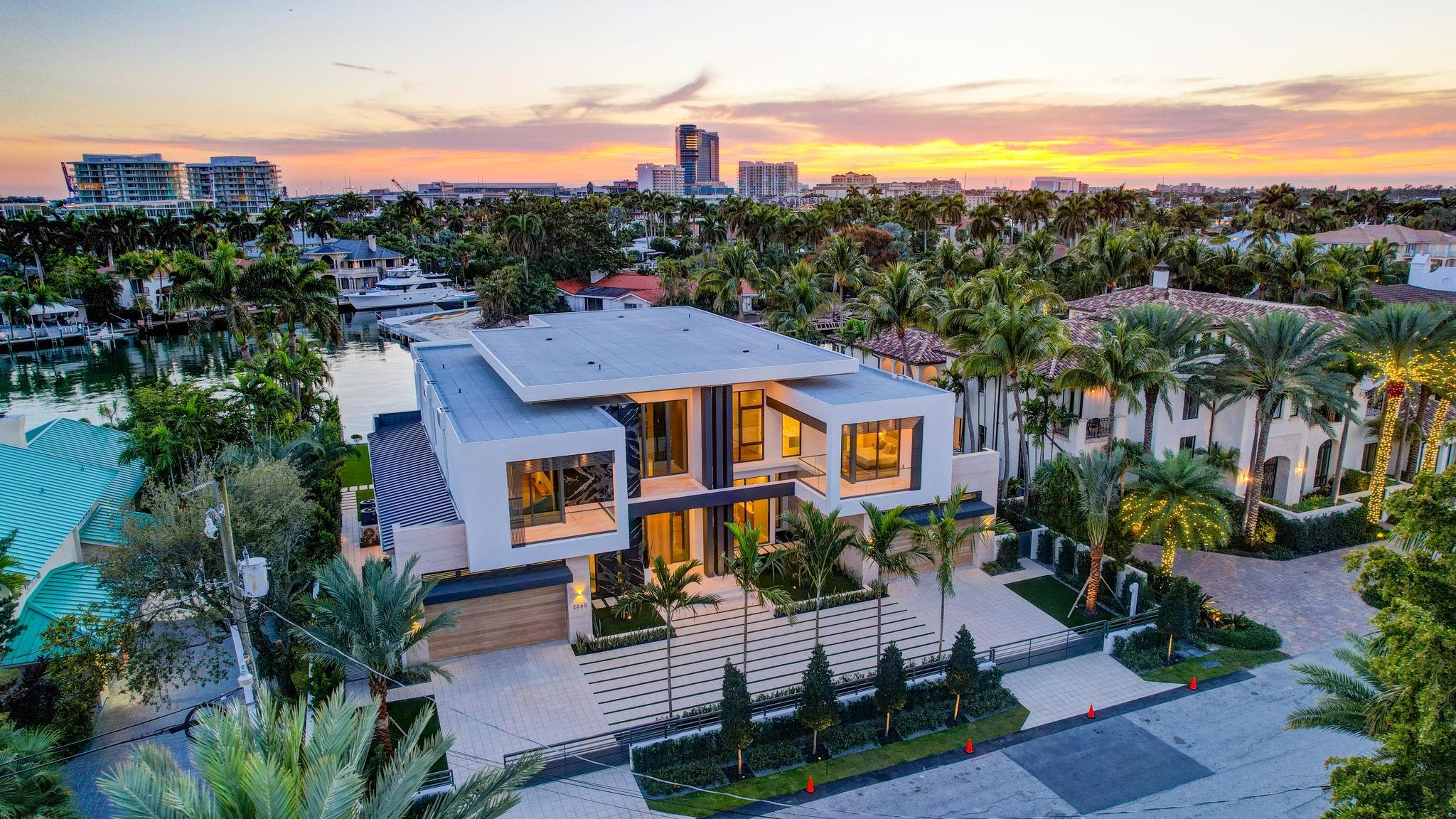 2560 Del Lago Dr Fort Lauderdale, FL 33316