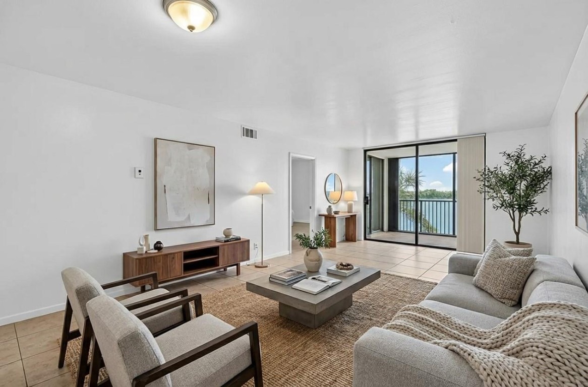 117 Lake Emerald #408