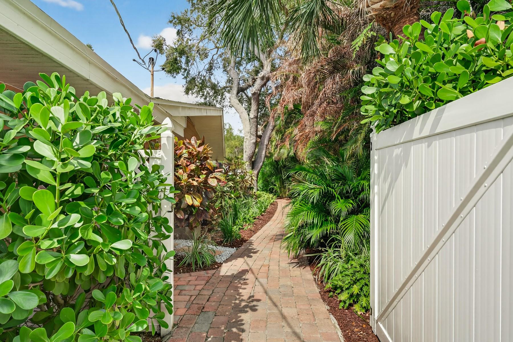 547 E Causeway Vero Beach, FL 32963