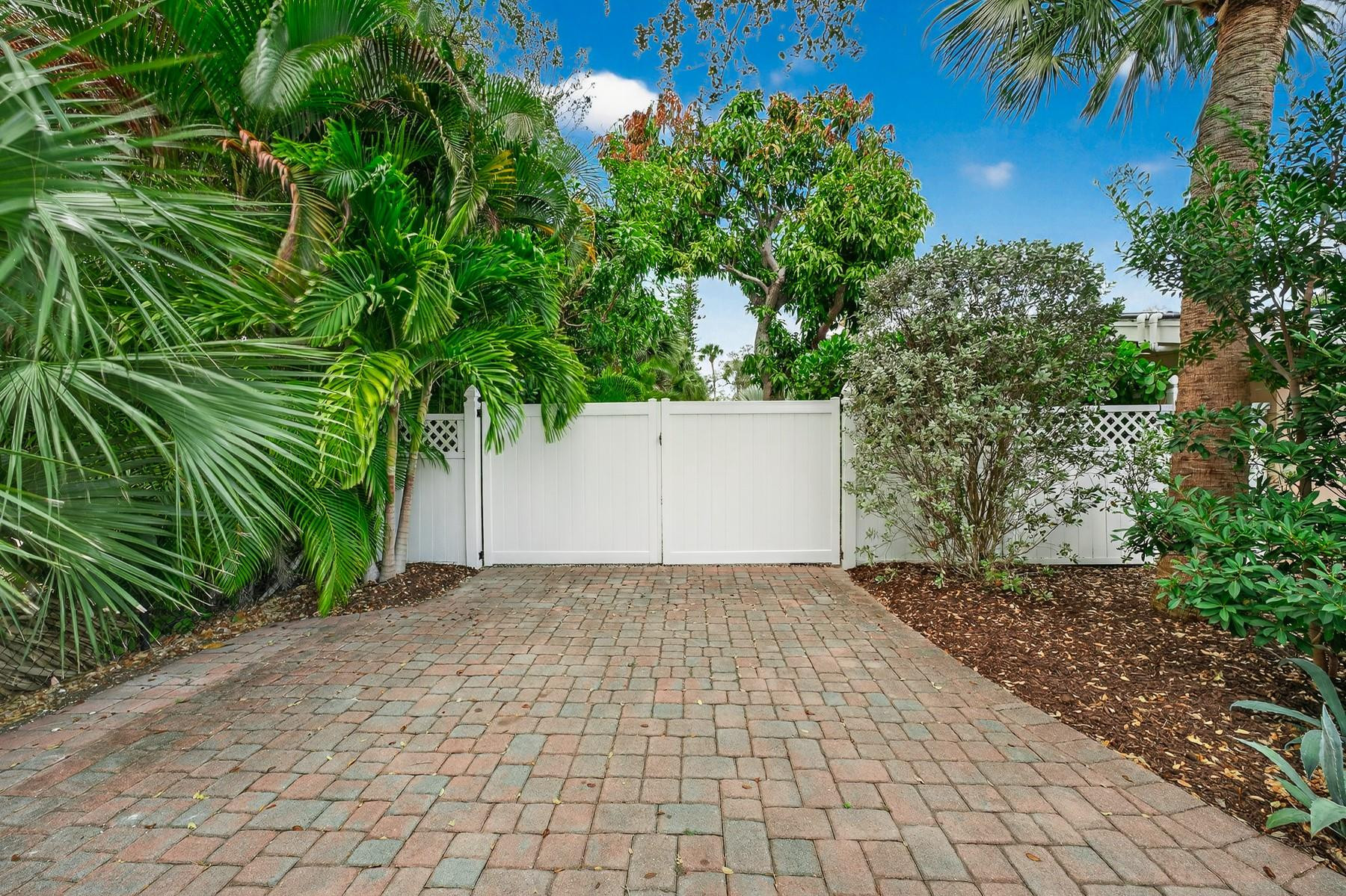 547 E Causeway Vero Beach, FL 32963