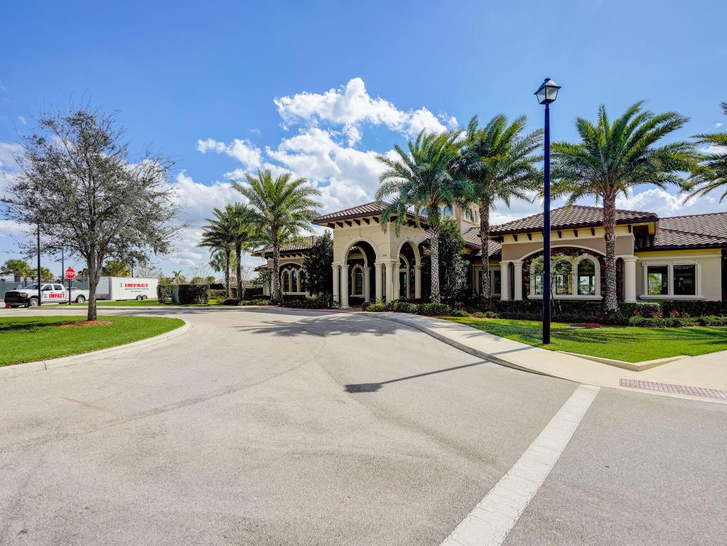 837 SE Courances Dr Port St Lucie, FL 34984