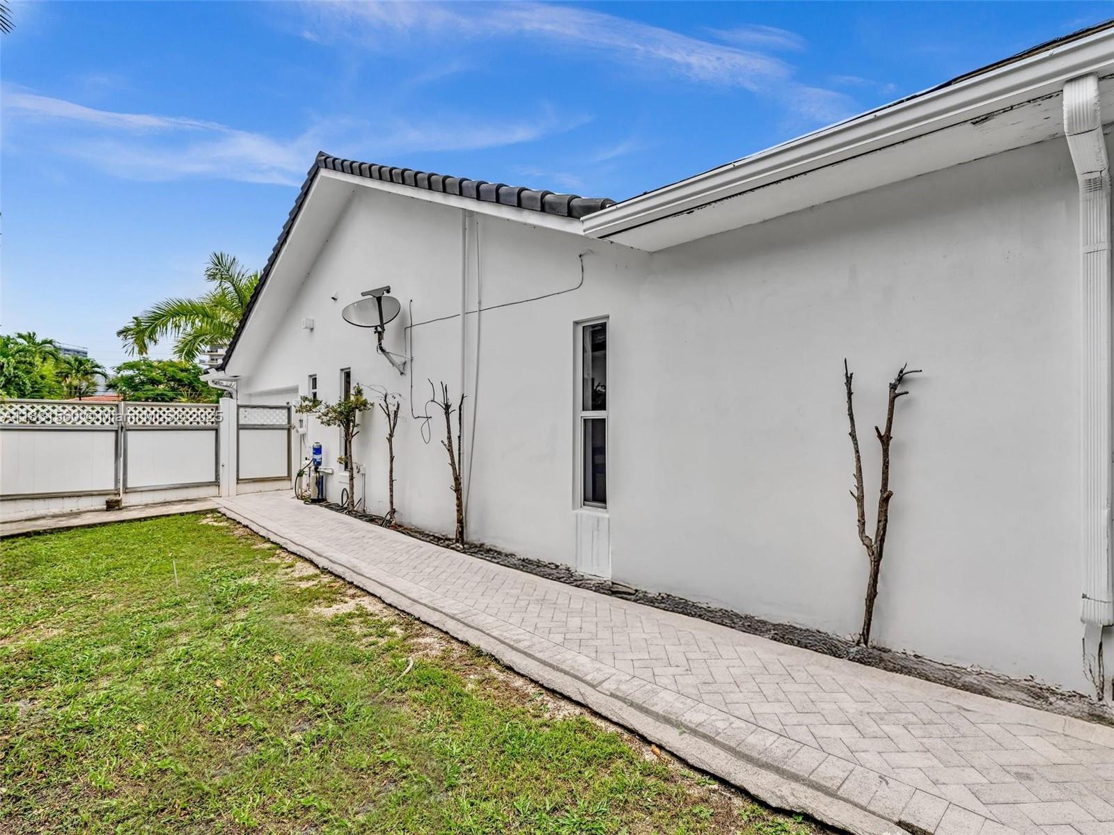 413 Tamarind Dr Hallandale Beach, FL 33009