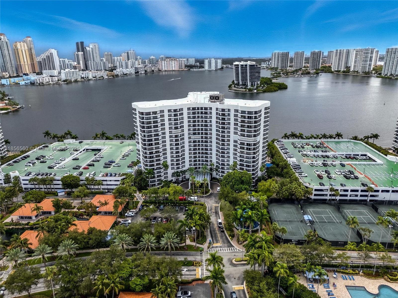 3600 Mystic Pointe Dr #305