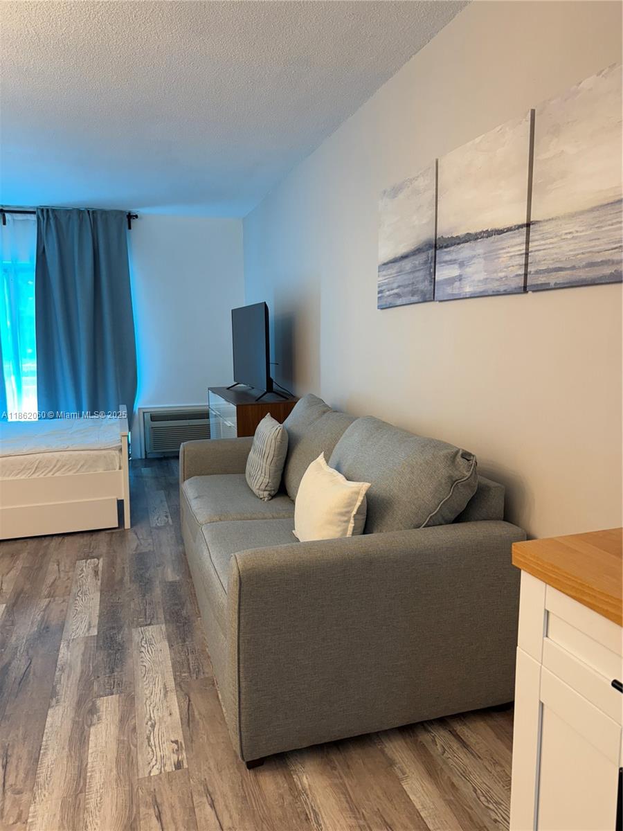 400 Kings Pt Dr #105
