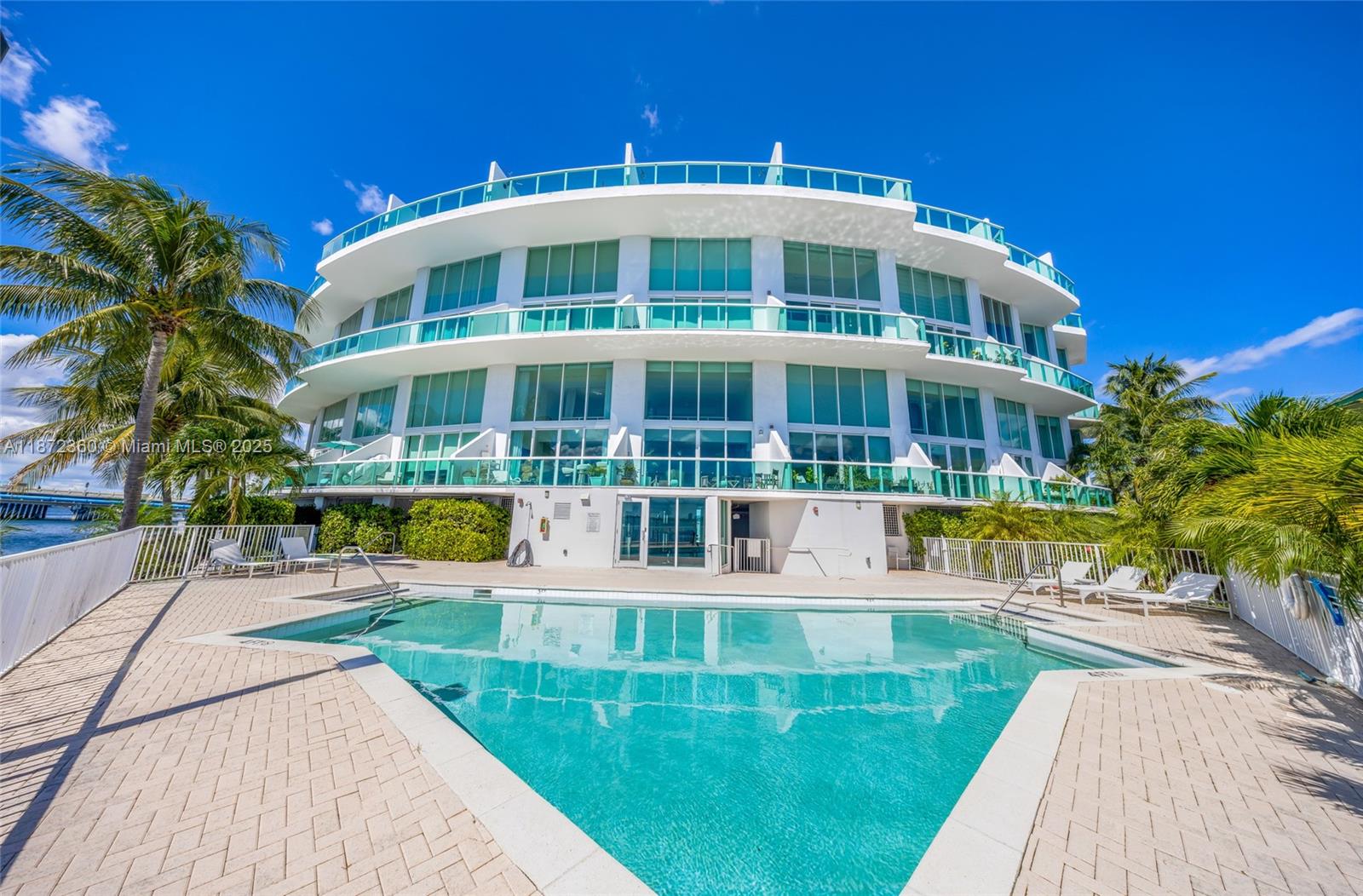 2000 Bay Dr #407