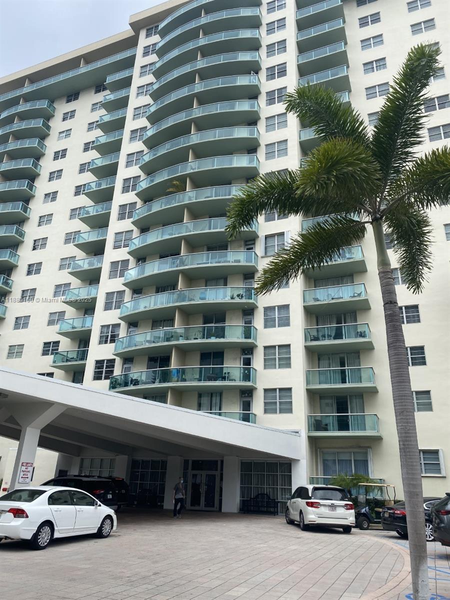 19390 Collins Ave #527