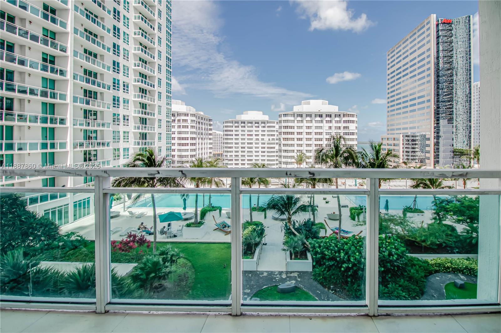 951 Brickell Ave #1402