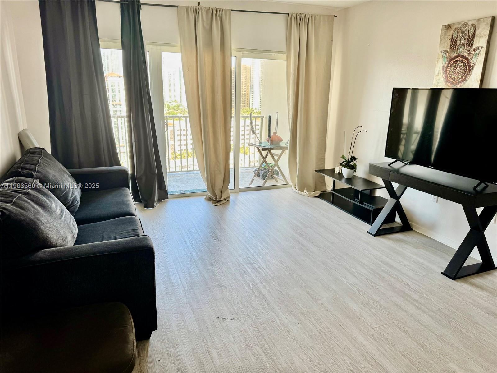 300 Bayview Dr #1903