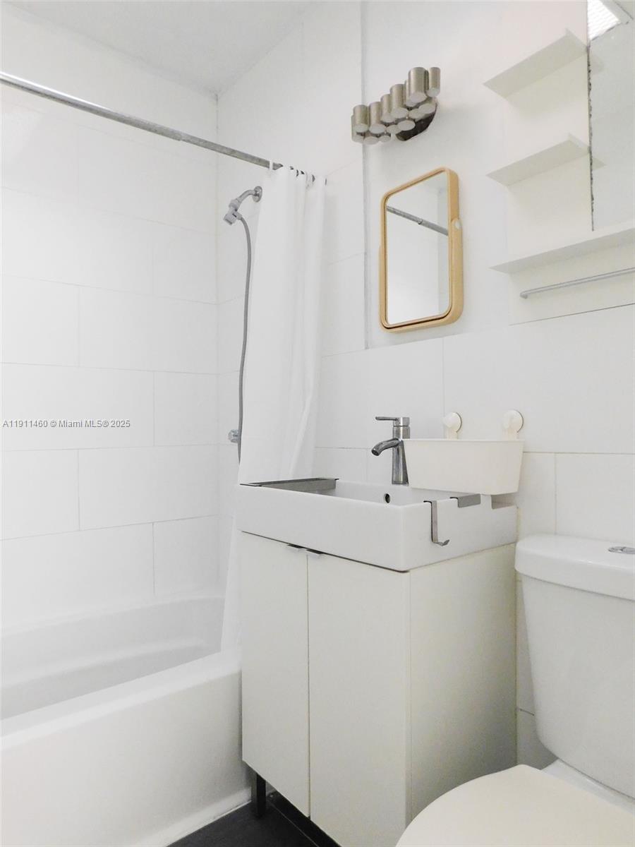 1247 Marseille Dr #113 Miami Beach, FL 33141