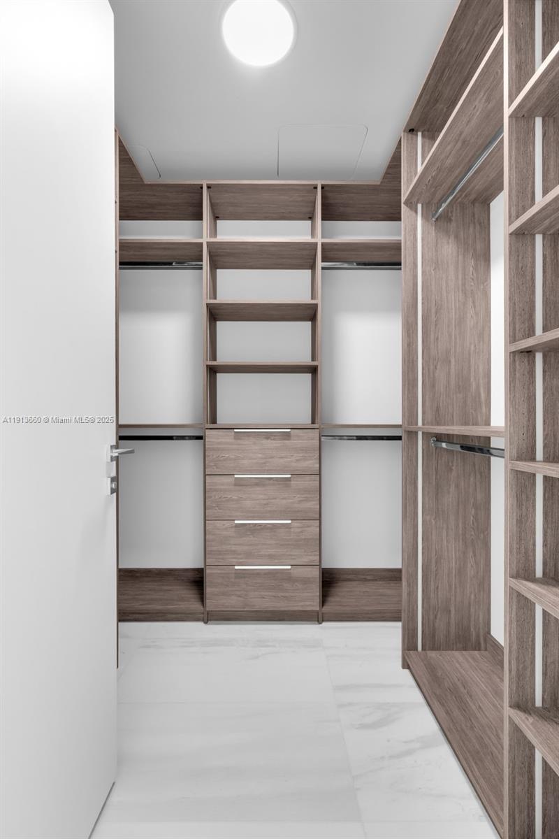 300 Biscayne Blvd Way #3009W Miami, FL 33131