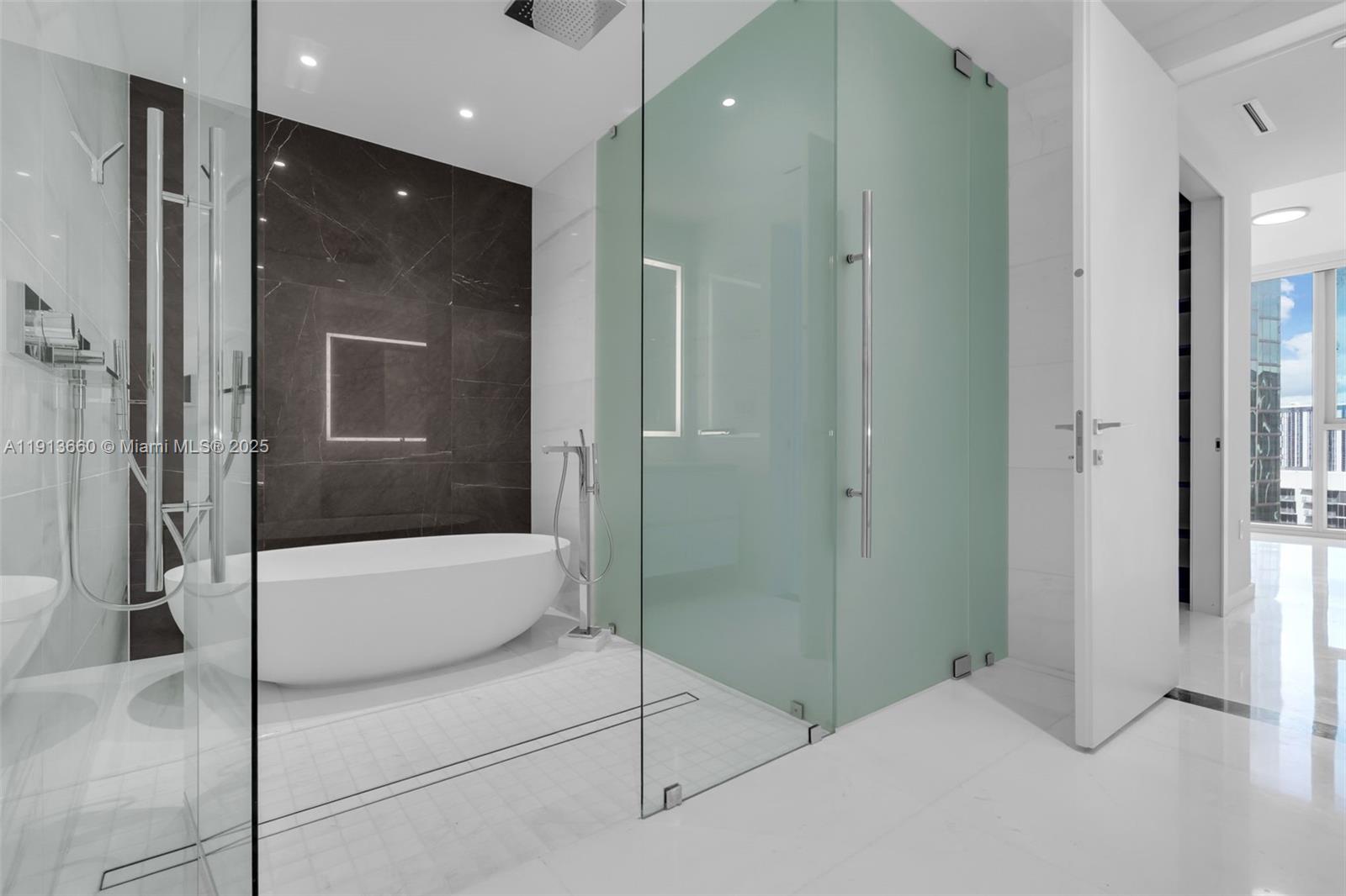 300 Biscayne Blvd Way #3009W Miami, FL 33131