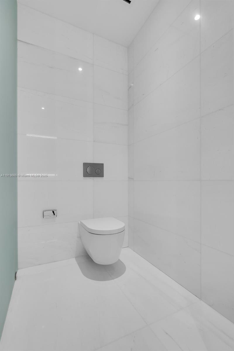 300 Biscayne Blvd Way #3009W Miami, FL 33131