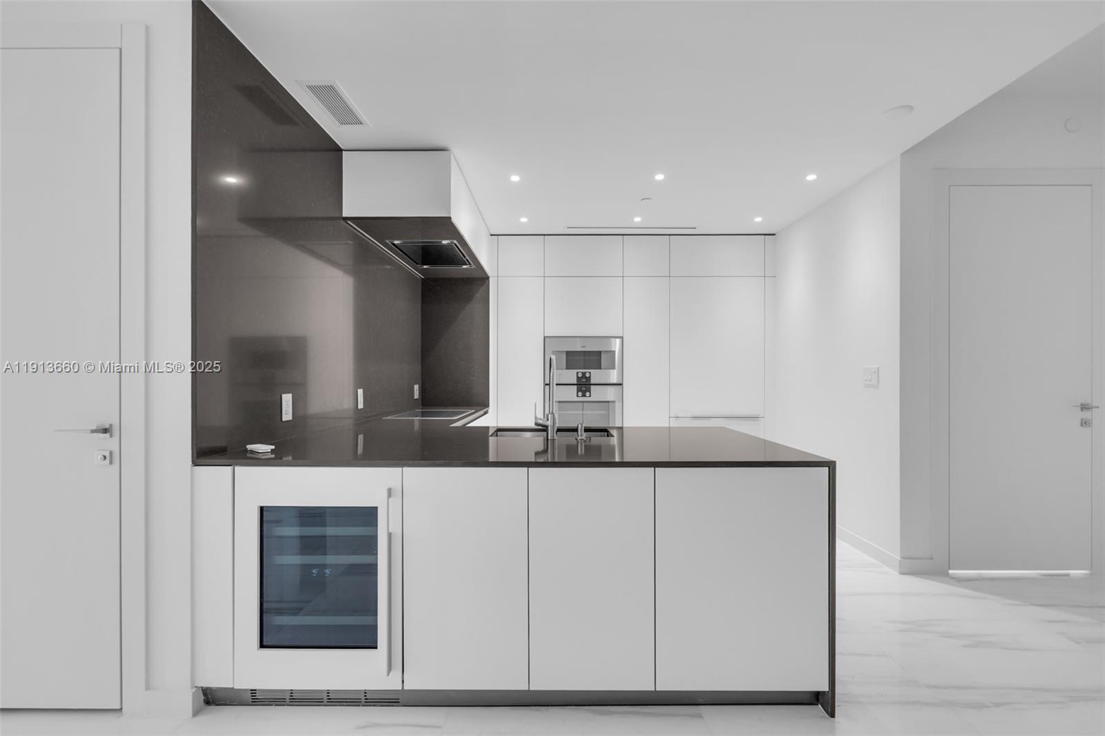 300 Biscayne Blvd Way #3009W Miami, FL 33131