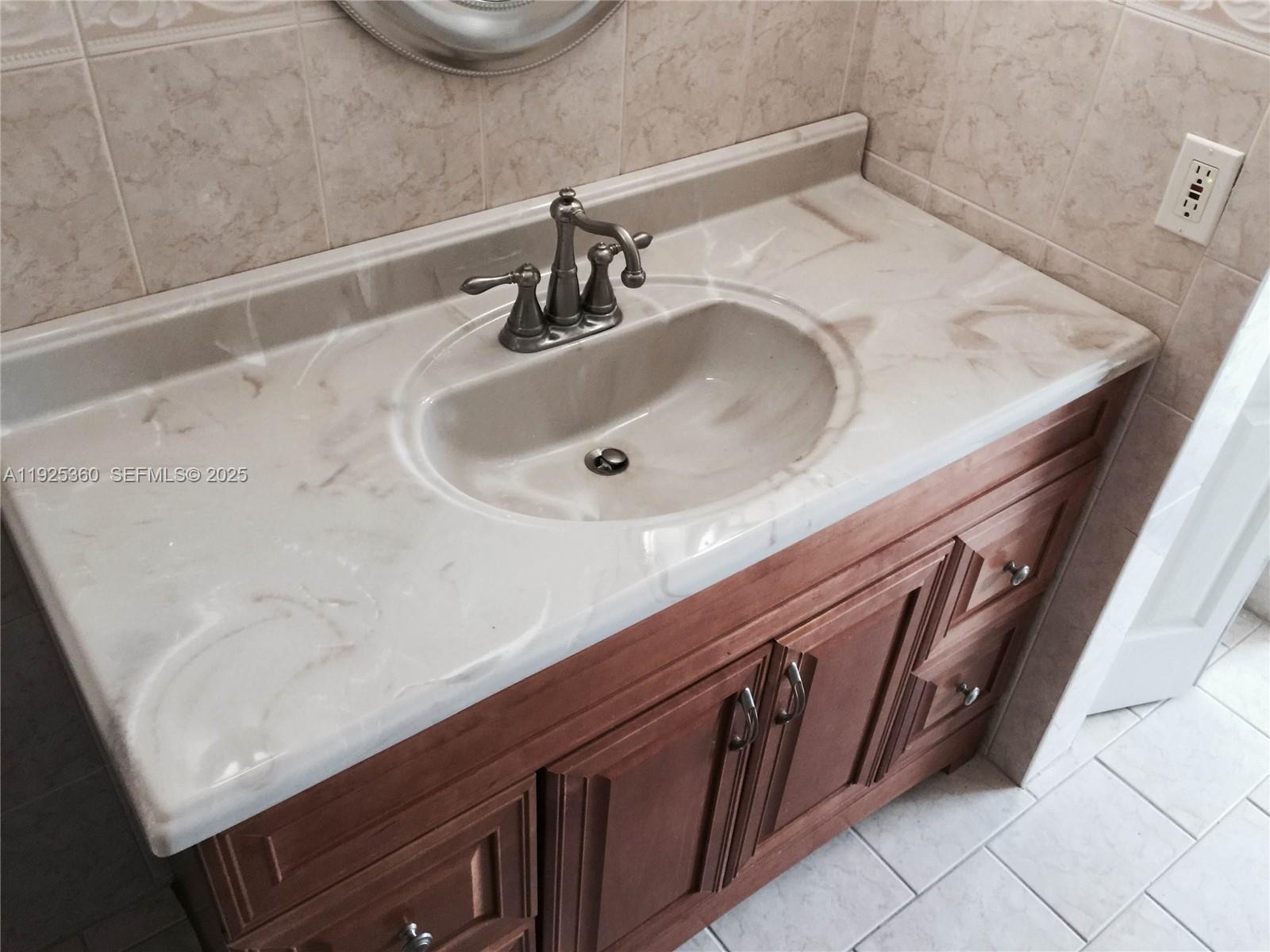 2780 W 76th St #205 Hialeah, FL 33016