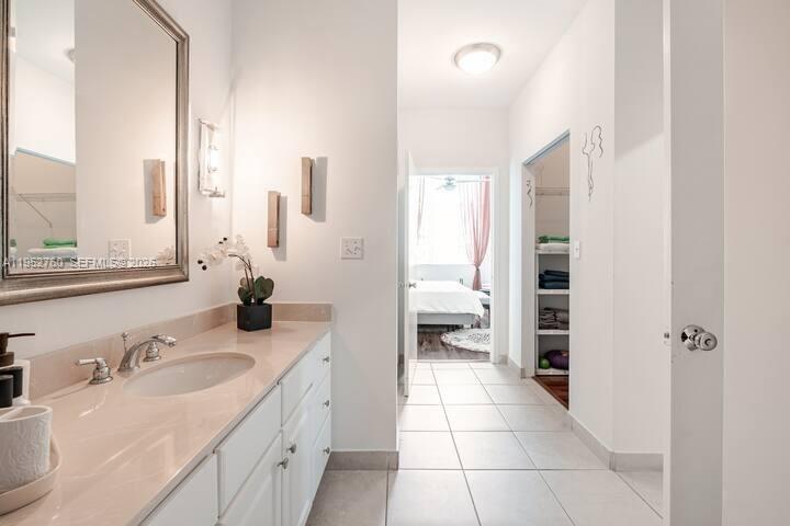 2001 Biscayne Blvd #3401 Miami, FL 33137