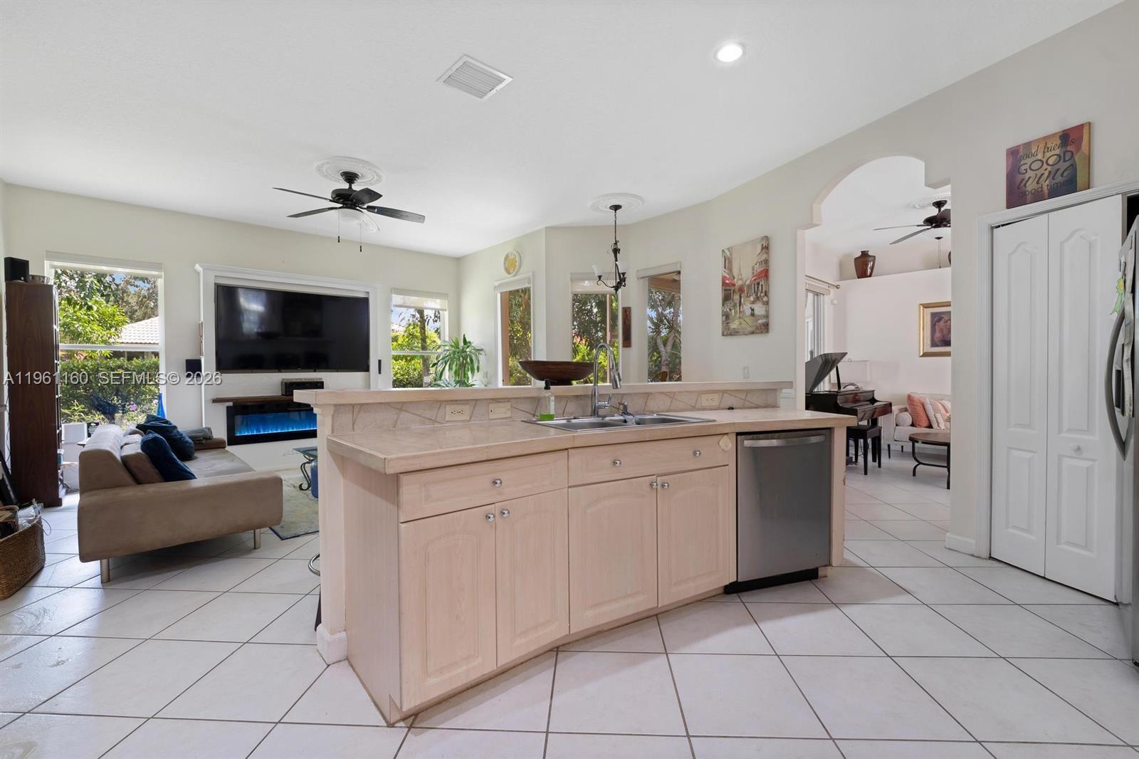 115 Kapok Cres Royal Palm Beach, FL 33411