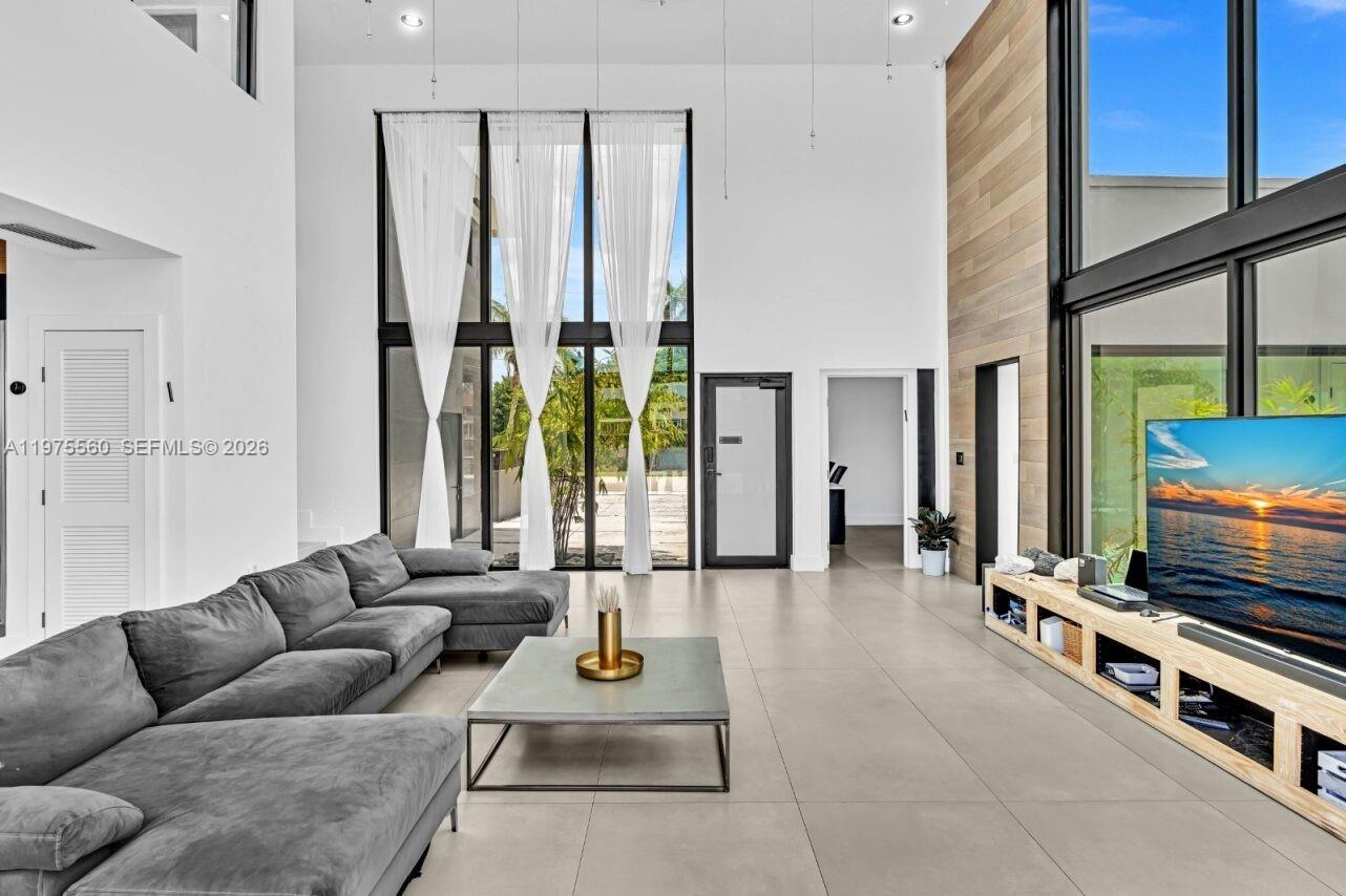 19801 NE 23rd Ave Miami, FL 33180