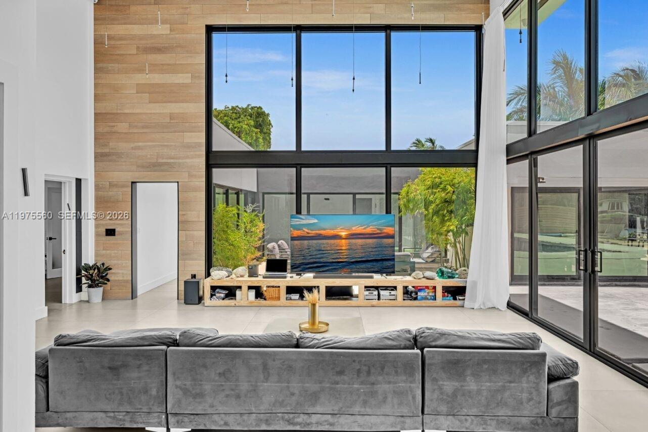 19801 NE 23rd Ave Miami, FL 33180