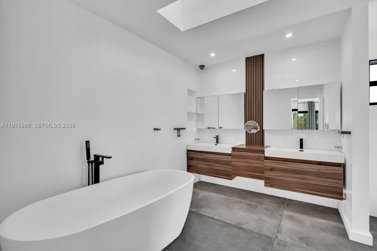 19801 NE 23rd Ave Miami, FL 33180