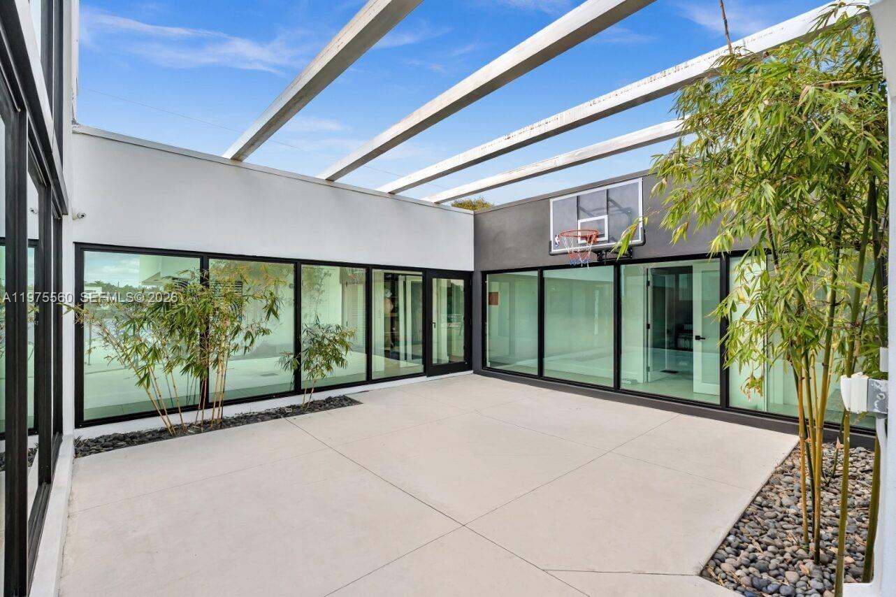 19801 NE 23rd Ave Miami, FL 33180