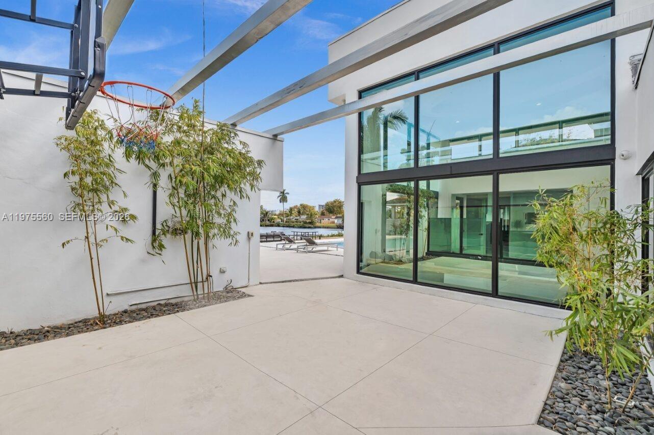 19801 NE 23rd Ave Miami, FL 33180