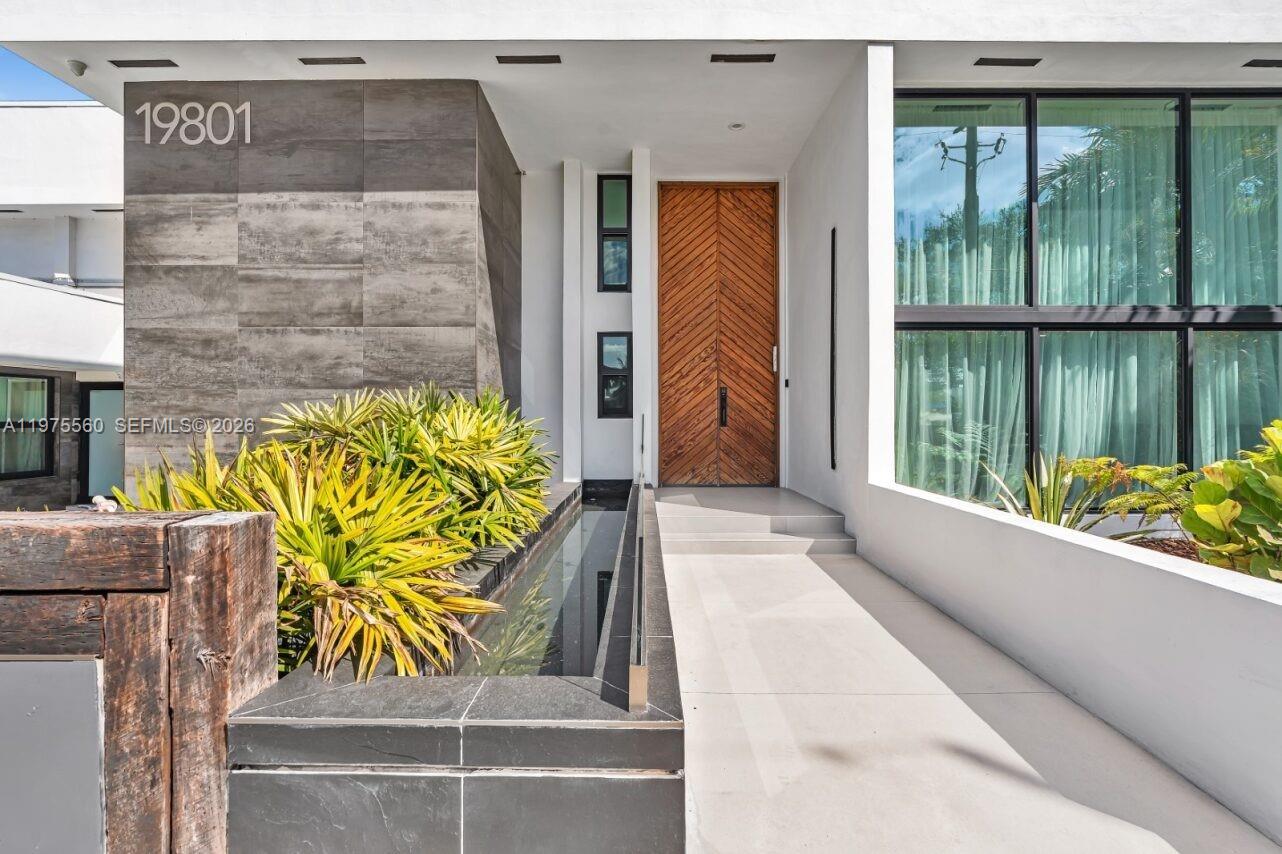 19801 NE 23rd Ave Miami, FL 33180