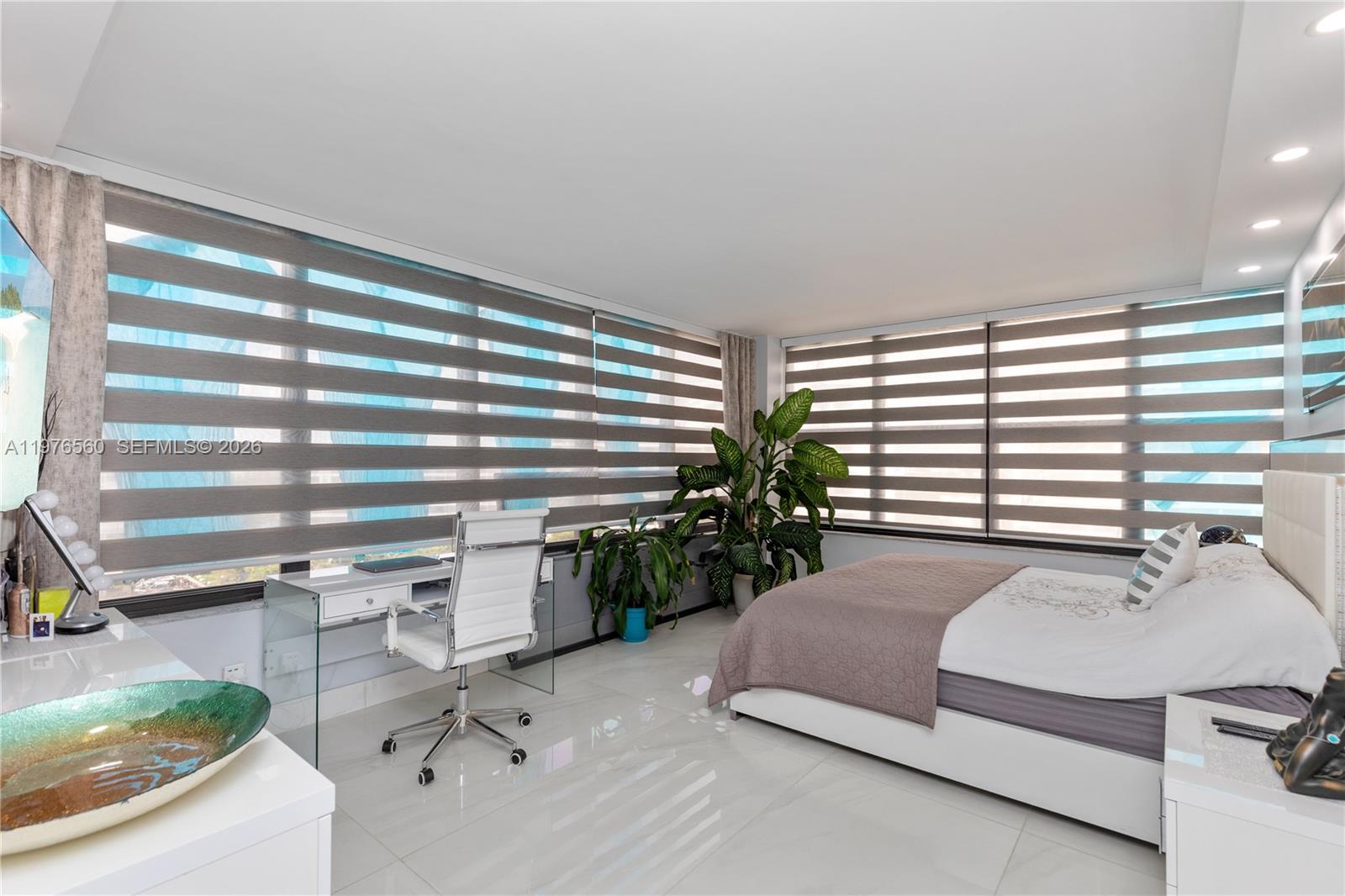 2500 Parkview Dr #1121 Hallandale Beach, FL 33009