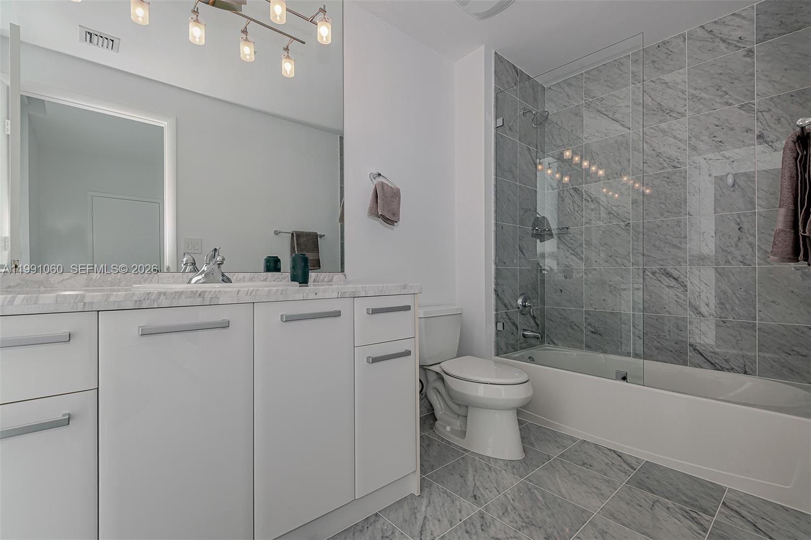 244 Biscayne Blvd #UPH-4907 Miami, FL 33132