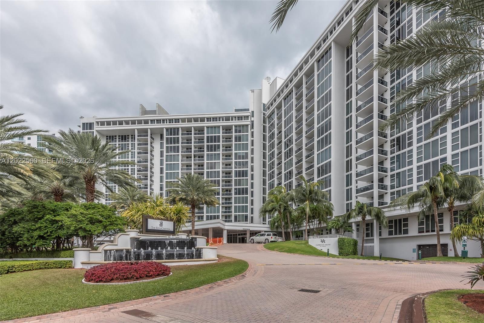 10275 Collins Ave #706