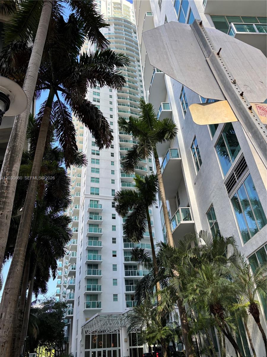 image Brickell on the River North1