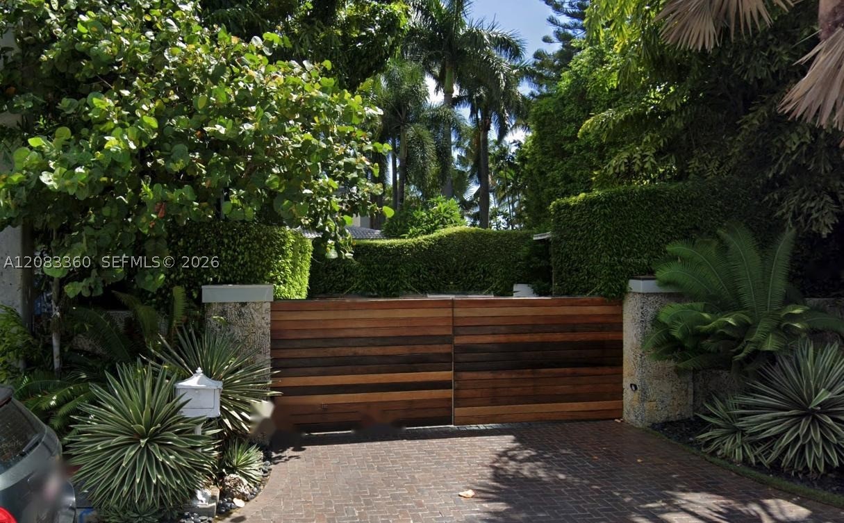 1421 N Venetian Way Miami, FL 33139