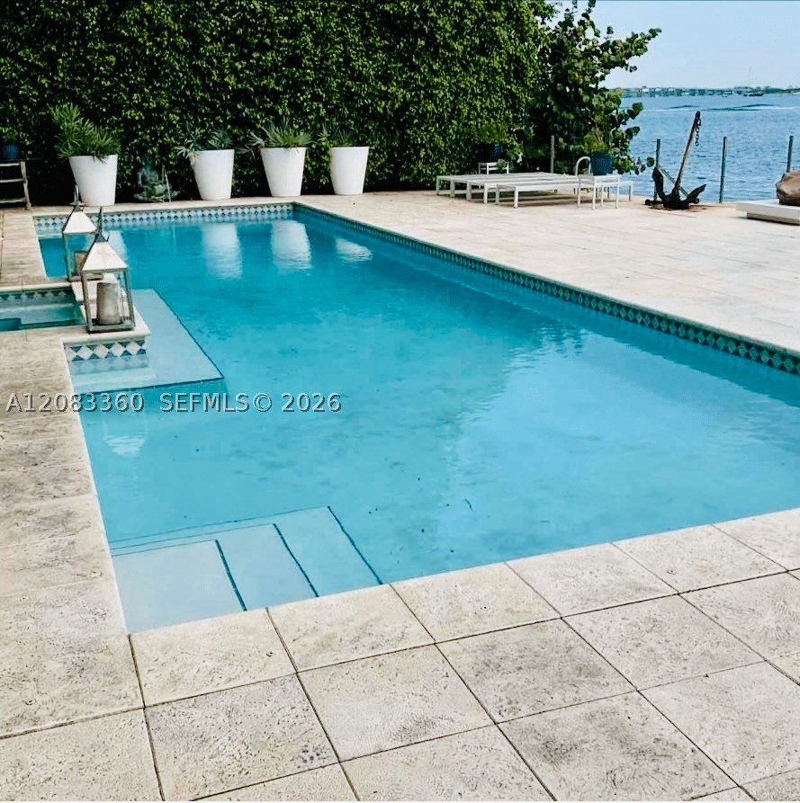 1421 N Venetian Way Miami, FL 33139