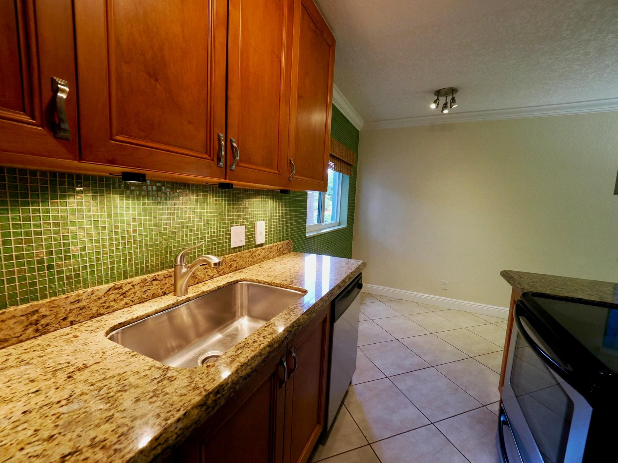 1460 NE 18th #104
