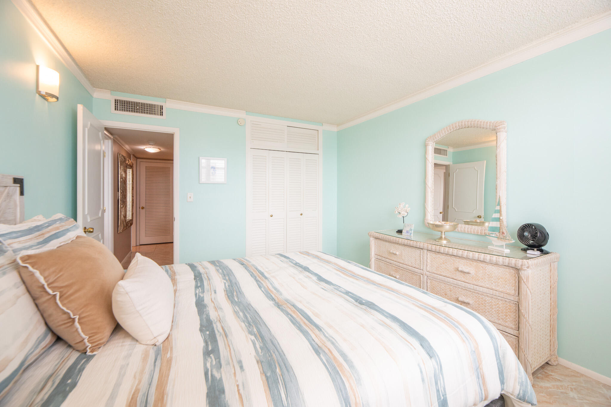 305 N Pompano Bch Blvd #1404 Pompano Beach, FL 33062