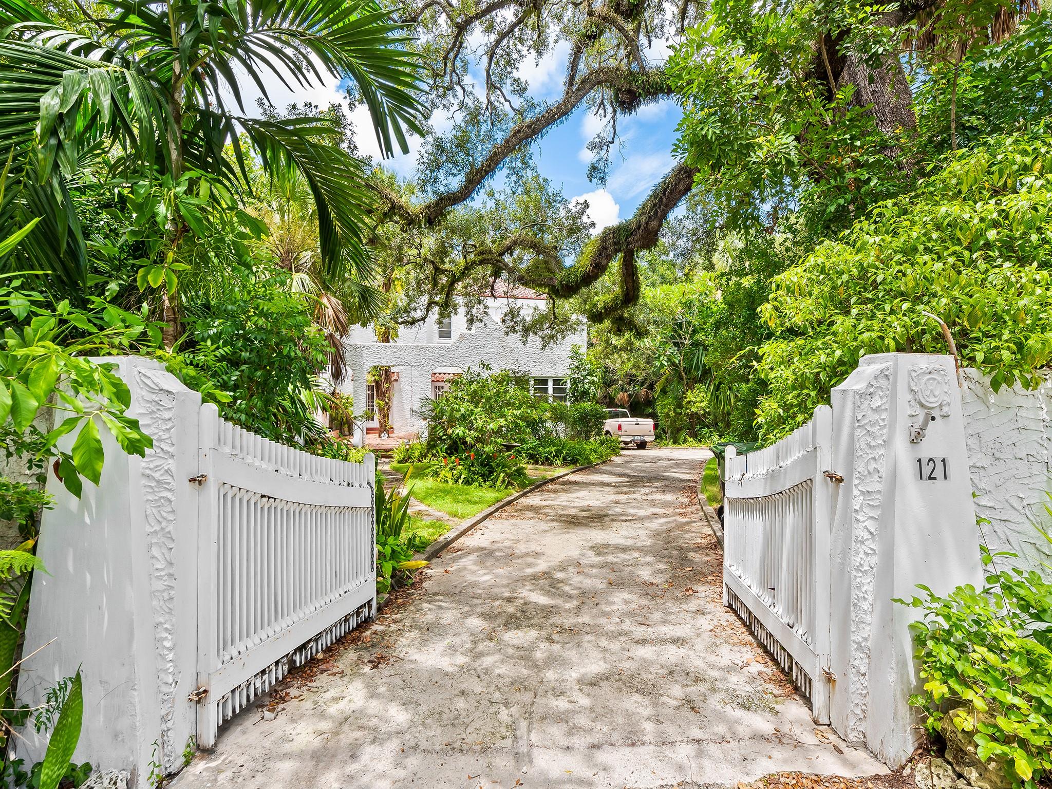 121 Rose Dr
