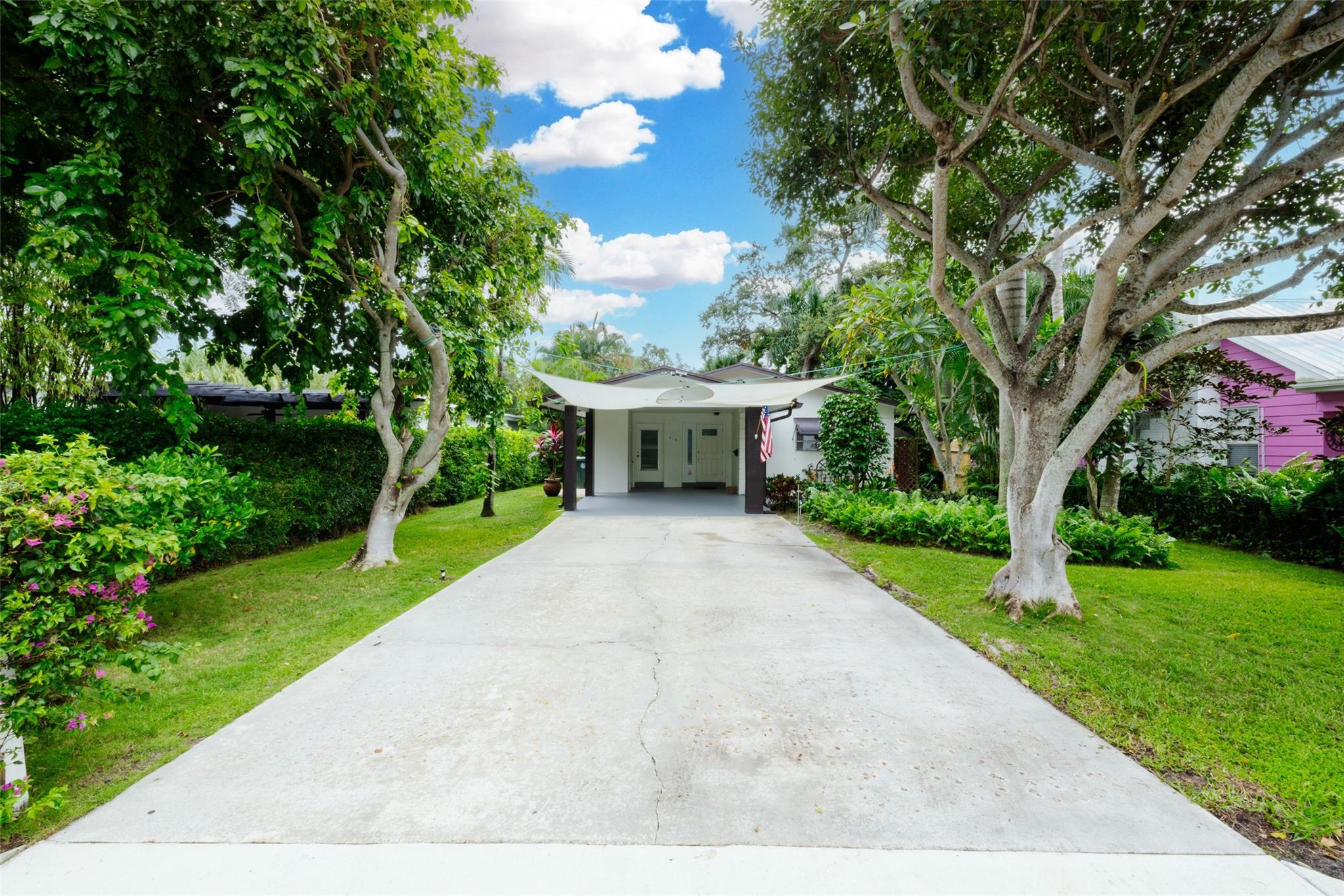 718 N Lakeside Dr