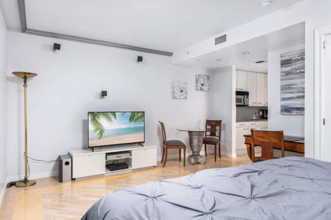 101 Ocean #704 Miami Beach, FL 33139