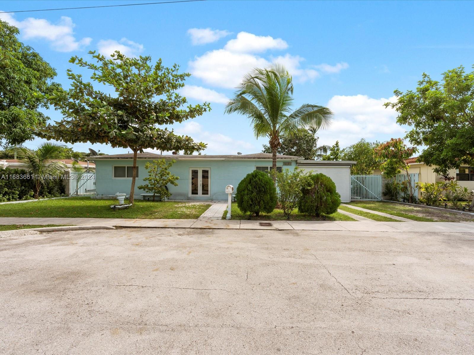 2560 NE 215th St,Miami, FL 33180
