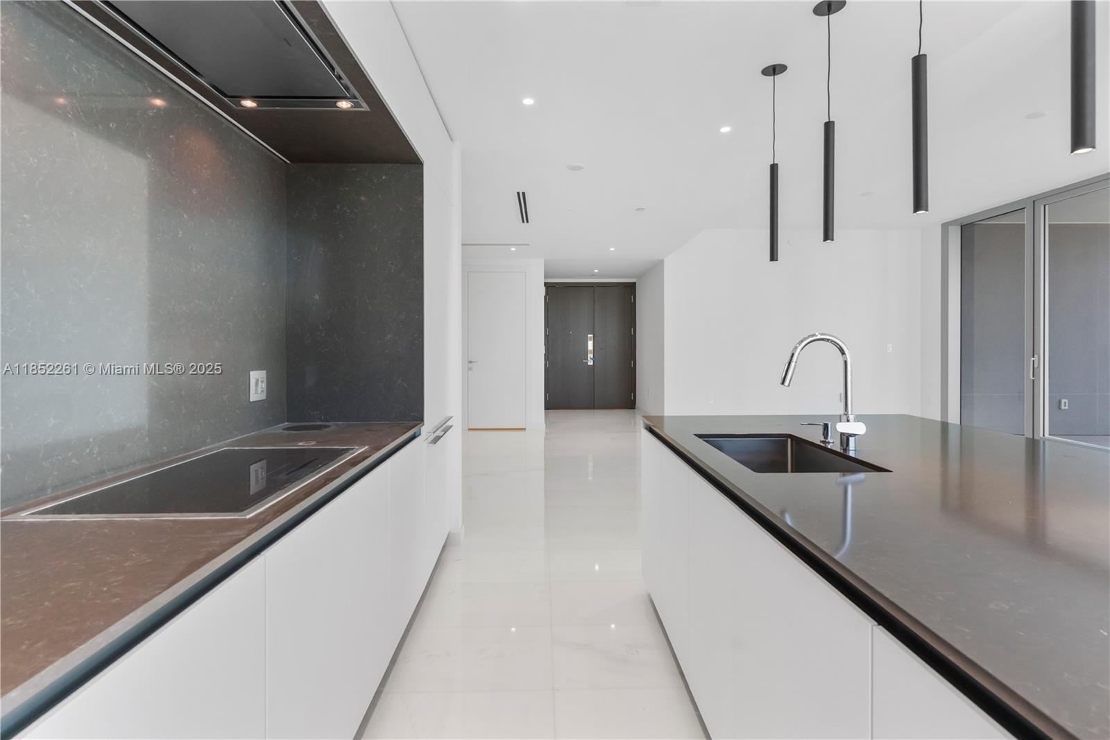 image Aston Martin12