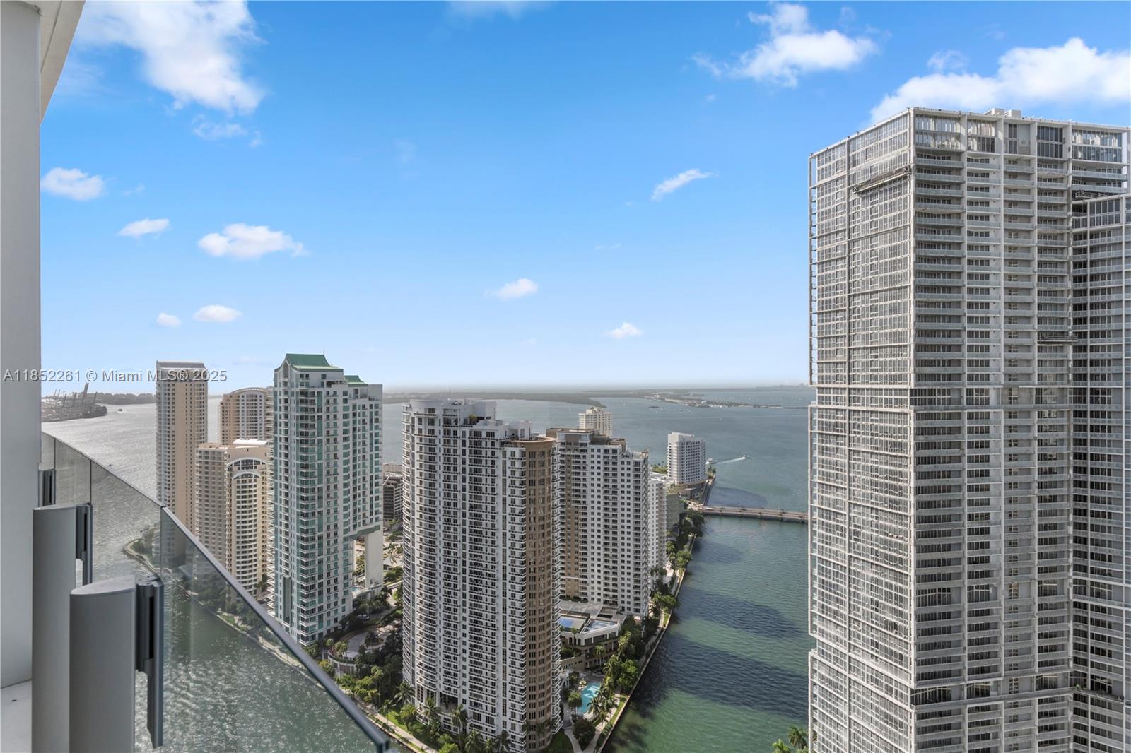 image Aston Martin22